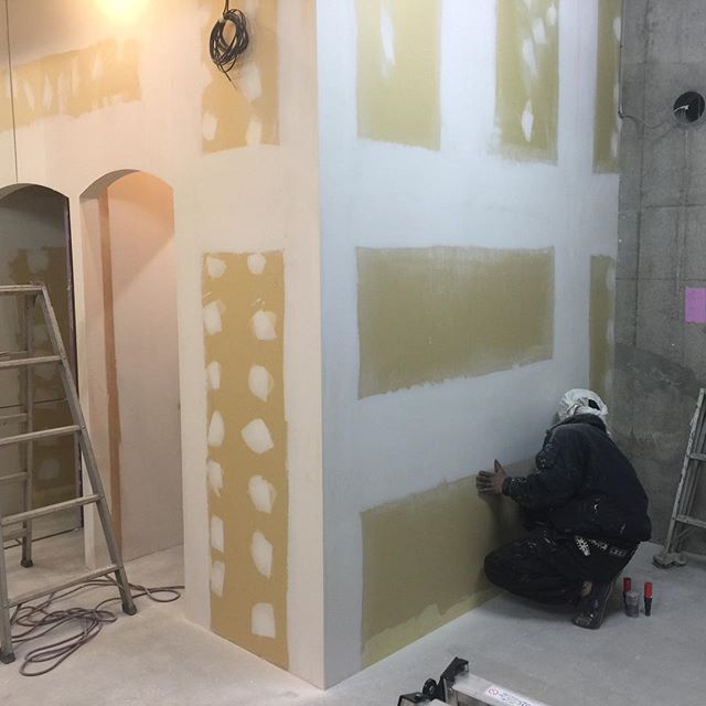 美容室の内壁塗装（施工前）